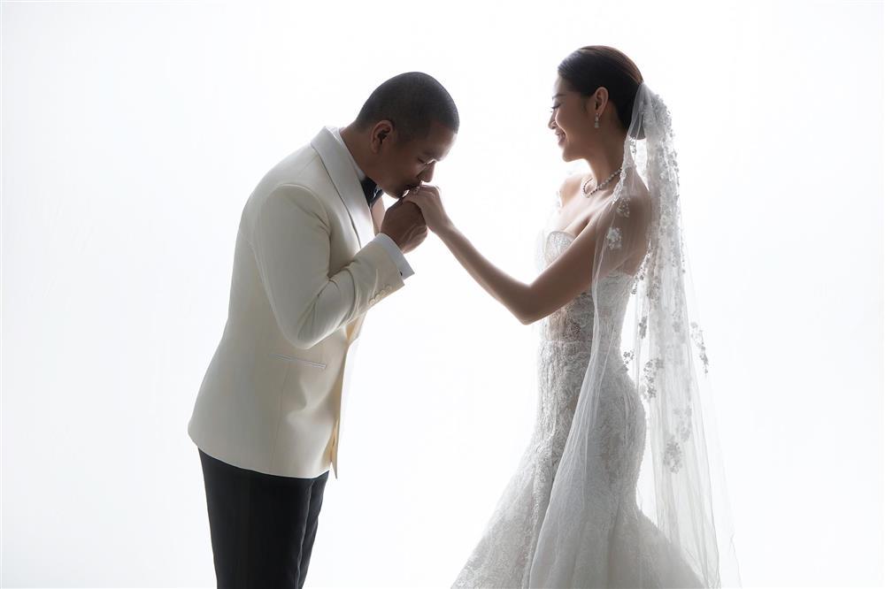 Dàn sao Vbiz rần rần khoe thiệp cưới Khánh Vân, 1 nàng hậu thân thiết lại có dấu hiệu lạ?-8