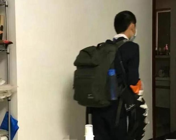 Con trai lớp 7 nhảy lầu từ tầng 17, ông bố giở cặp sách của con ra xem thì ngã quỵ trước 1 xấp giấy-1