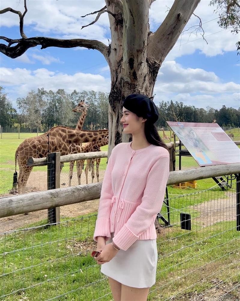 Hoa hậu Ý Nhi gây sốc với trang phục táo bạo trên thảm đỏ-2