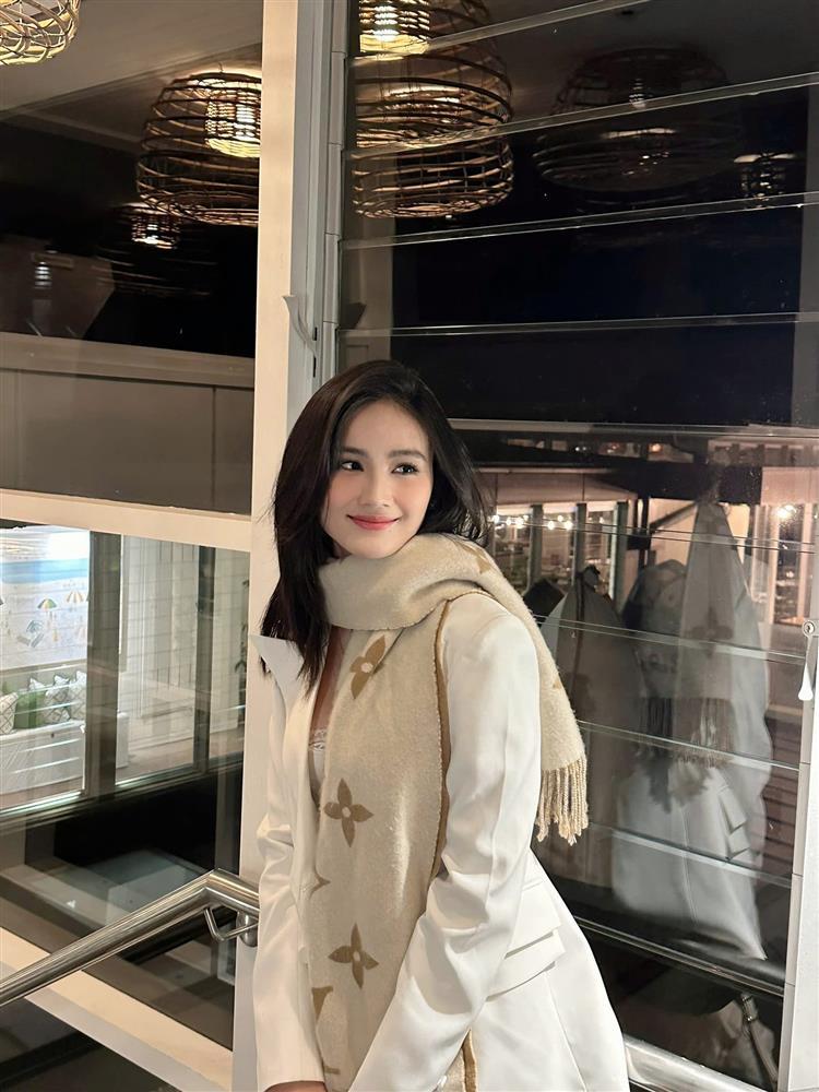 Hoa hậu Ý Nhi gây sốc với trang phục táo bạo trên thảm đỏ-3