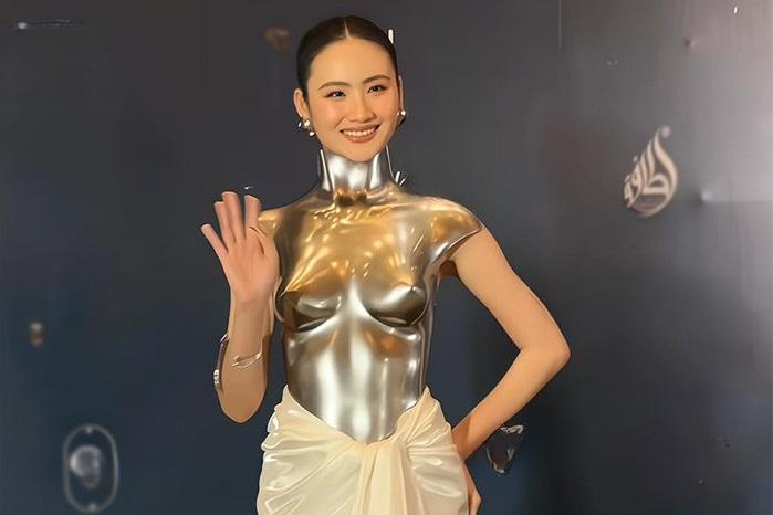 Hoa hậu Ý Nhi chủ động, bạn trai ngượng ngùng nắm tay ở sân bay-5