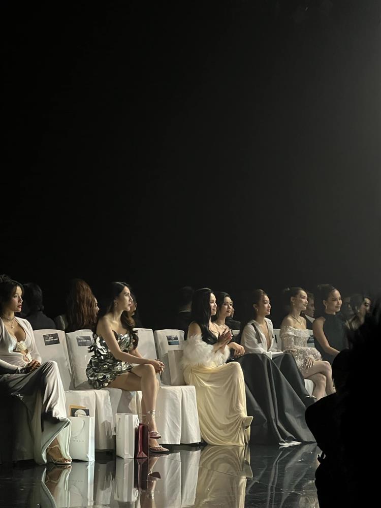 Khoảnh khắc Thủy Tiên lạc lõng giữa dàn mỹ nhân Vbiz, phải chăng người đẹp đang bị cô lập?-2