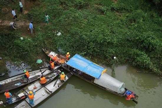 Tìm thấy 2 nạn nhân mất tích trong vụ xe chở rác rơi xuống sông