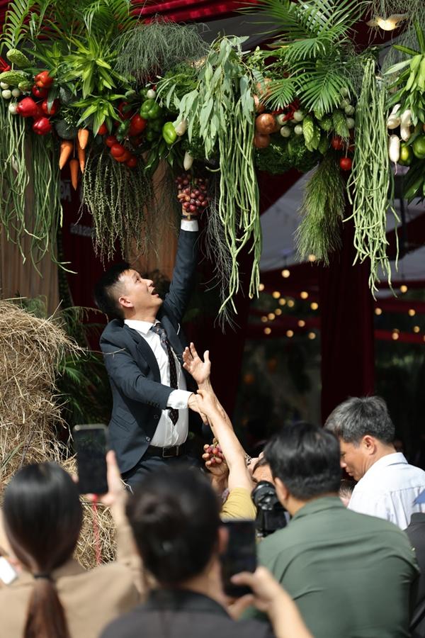 Chú rể Bình Định dùng 1 tấn rau củ trang trí đám cưới, tặng khách mang về nấu ăn-4
