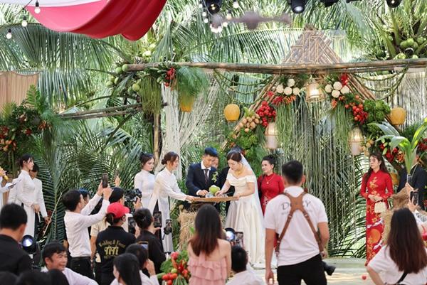 Chú rể Bình Định dùng 1 tấn rau củ trang trí đám cưới, tặng khách mang về nấu ăn-5