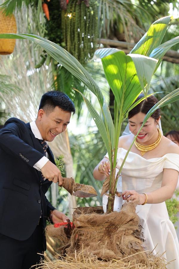 Chú rể Bình Định dùng 1 tấn rau củ trang trí đám cưới, tặng khách mang về nấu ăn-6