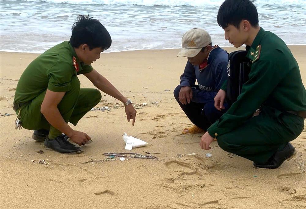 Nhặt ve chai ở bờ biển, người đàn ông phát hiện 1.500 viên thuốc lắc-1