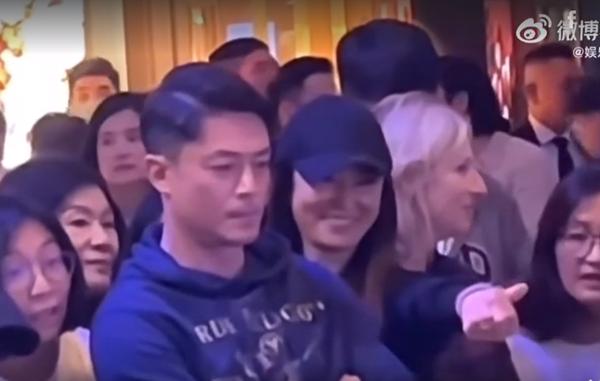 Vợ chồng Lâm Tâm Như hiếm hoi công khai lộ diện chung, cổ vũ con gái biểu diễn-1