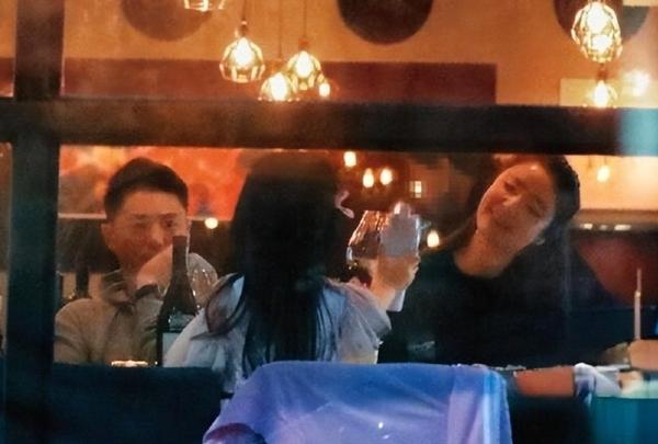 Vợ chồng Lâm Tâm Như hiếm hoi công khai lộ diện chung, cổ vũ con gái biểu diễn-2