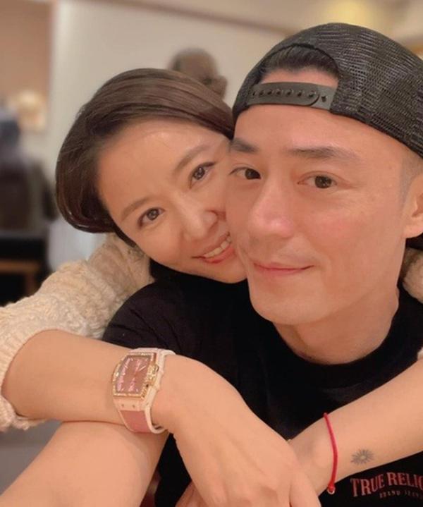 Vợ chồng Lâm Tâm Như hiếm hoi công khai lộ diện chung, cổ vũ con gái biểu diễn-3