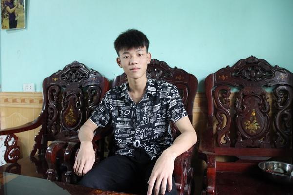 Hình ảnh chàng trai nằm bên cạnh mộ mẹ chạm đến trái tim nhiều người-2