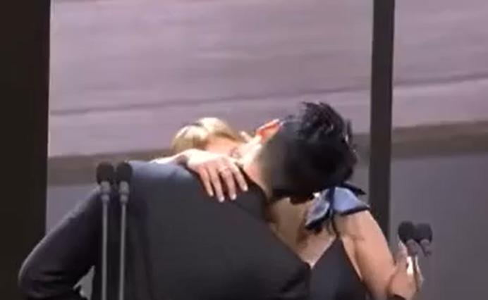 Hứa Quang Hán công khai hôn đàn chị hơn 25 tuổi trên sân khấu lễ trao giải khiến dân tình đứng hình-1