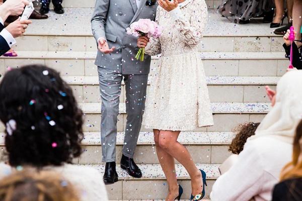 Được chồng tặng nhẫn kim cương, vợ trẻ đang sung sướng thì tái mặt với lời chúc đi kèm-2