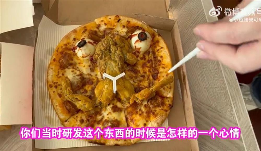 Pizza ếch chiên nguyên con khiến thực khách sửng sốt-2