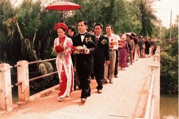 Đang tổ chức đám cưới bạc tỷ, lúc trao nhẫn chú rể bỗng tay run chân đứng không vững khi nghe câu hỏi phía sau-2