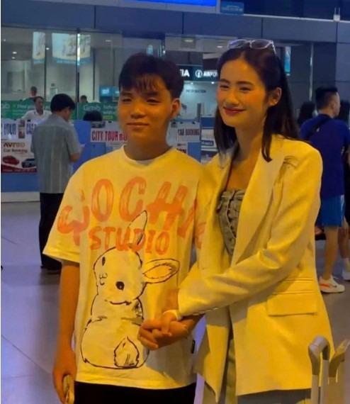 Hoa hậu Ý Nhi chủ động, bạn trai ngượng ngùng nắm tay ở sân bay-1