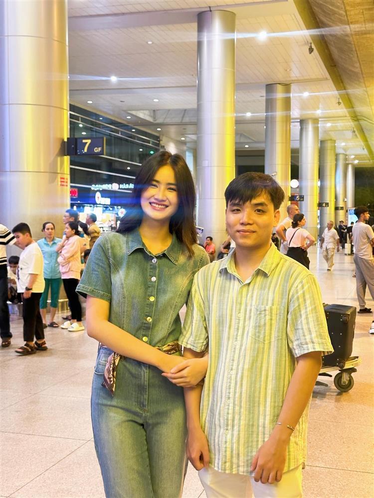 Hoa hậu Ý Nhi chủ động, bạn trai ngượng ngùng nắm tay ở sân bay-4