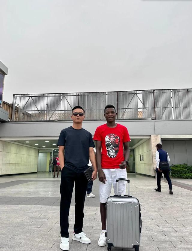 Chàng trai nghèo từng được Quang Linh Vlogs giúp đỡ vừa làm 1 việc khiến dân tình choáng: Giàu nhanh quá-2