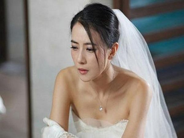 Đang tổ chức đám cưới bạc tỷ, lúc trao nhẫn chú rể bỗng tay run chân đứng không vững khi nghe câu hỏi phía sau-1