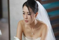 Đang tổ chức đám cưới bạc tỷ, lúc trao nhẫn chú rể bỗng tay run chân đứng không vững khi nghe câu hỏi phía sau