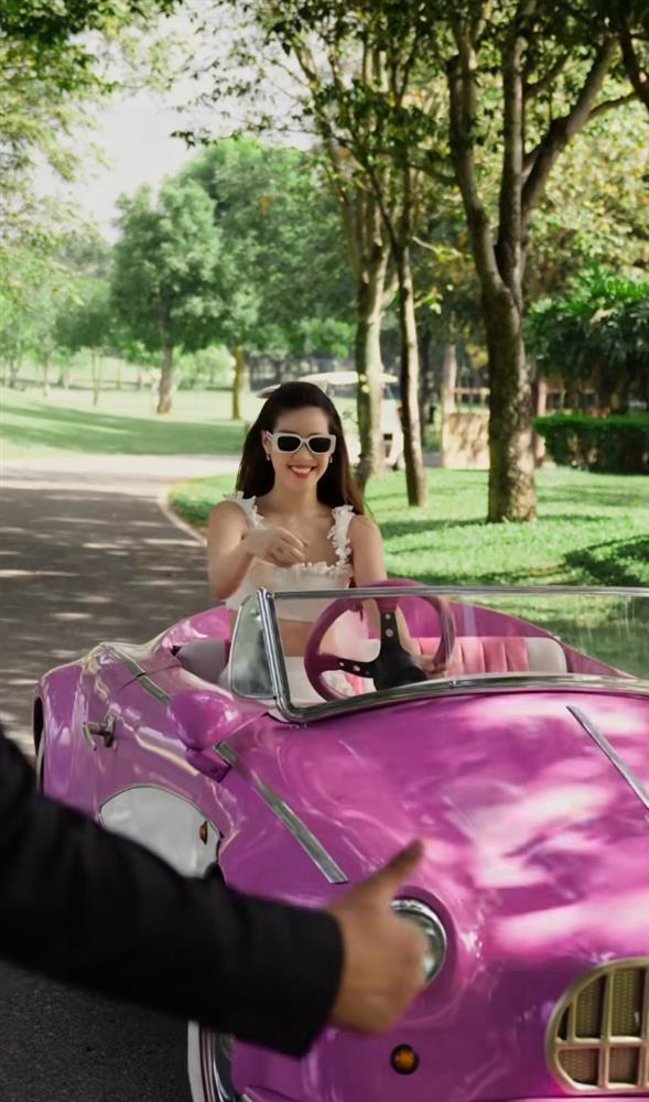 Khánh Vân gây choáng khi lái xe mui trần màu hồng đón chồng sắp cưới-3