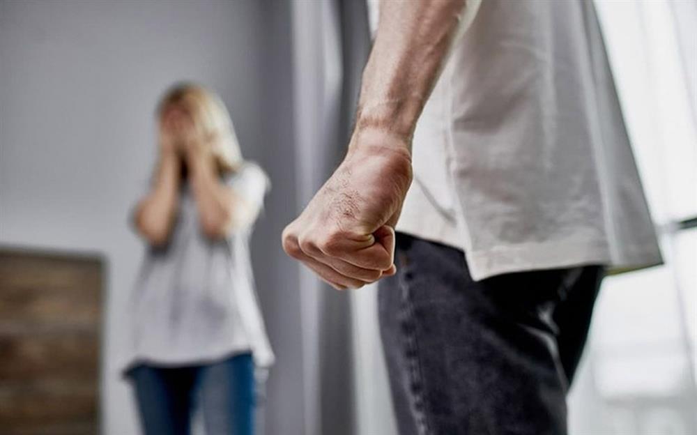 28 năm bị chồng bạo hành vì sợ xấu chàng hổ ai-1