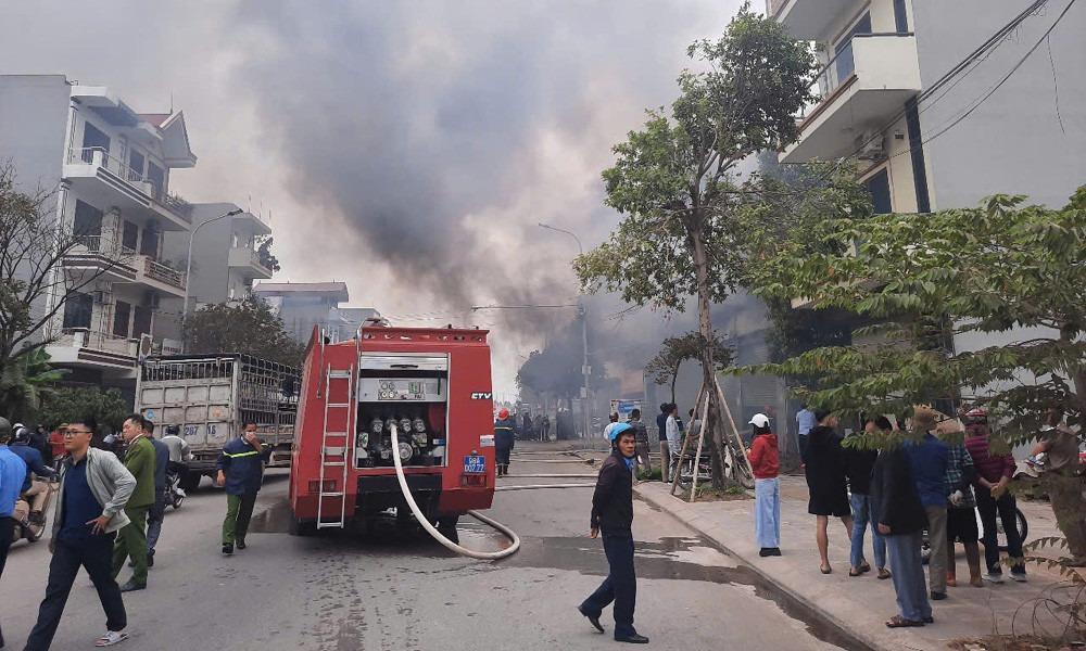 Cháy lớn tại nhà xưởng chứa nhiều vật liệu xốp ở Bắc Giang-1