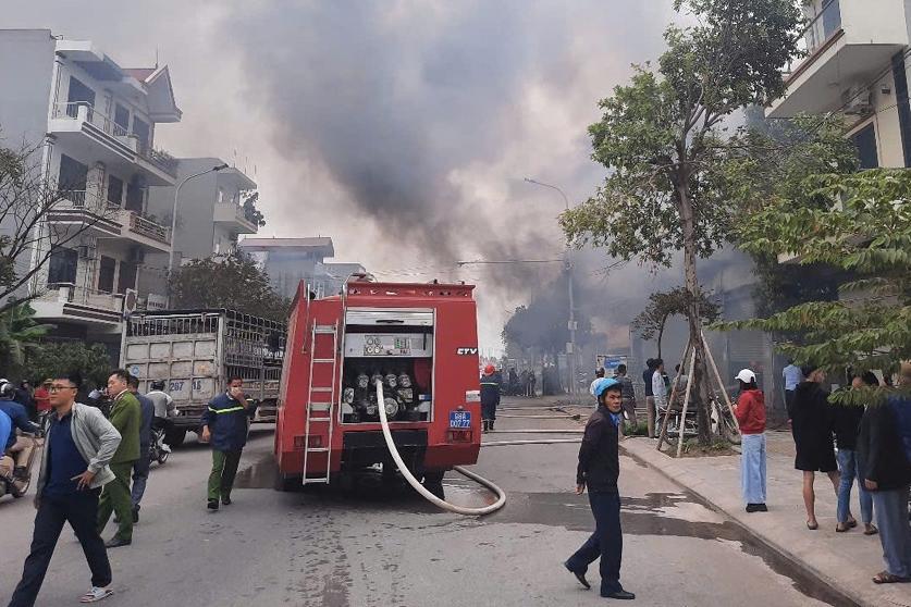 Hàng xóm đập cửa đánh thức người đàn ông thoát khỏi quán cà phê cháy lớn-2