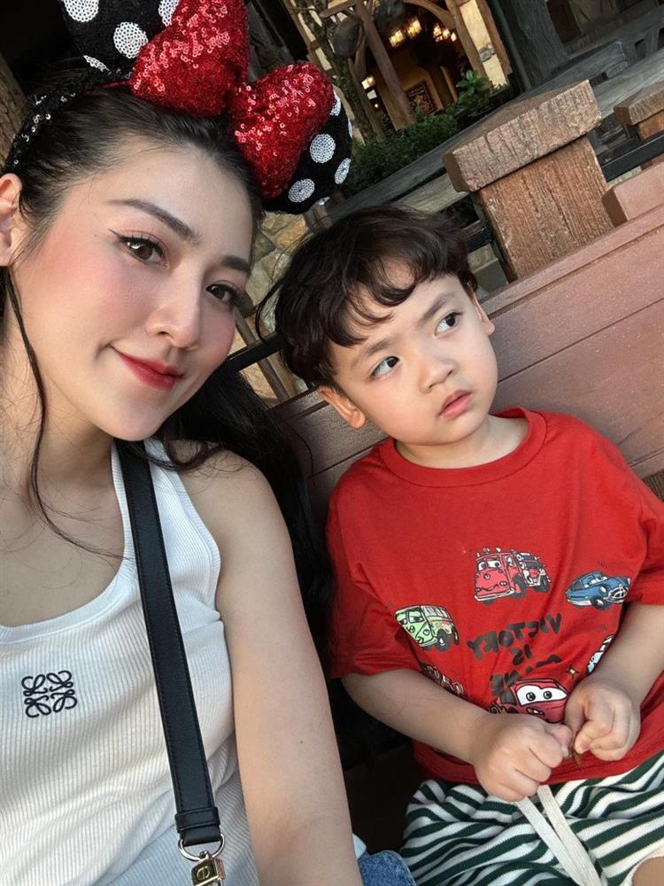 Đang đắt show thì lấy chồng, Á hậu giờ ở biệt thự 250 tỷ: Soi học phí trường con học mà choáng-1