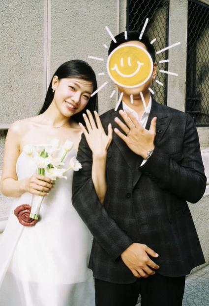 Hoa khôi của hãng Hàng không Quốc gia Việt Nam thông báo kết hôn, giấu kín diện mạo chú rể-3