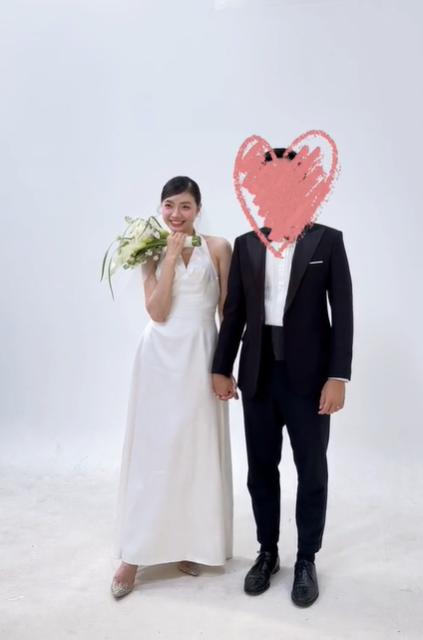 Hoa khôi của hãng Hàng không Quốc gia Việt Nam thông báo kết hôn, giấu kín diện mạo chú rể-4