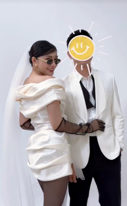 Hoa khôi của hãng Hàng không Quốc gia Việt Nam thông báo kết hôn, giấu kín diện mạo chú rể-5