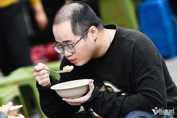 Người Hà Nội co ro trong giá lạnh đầu mùa-5