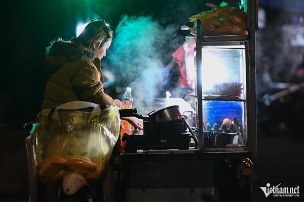 Người Hà Nội co ro trong giá lạnh đầu mùa-6