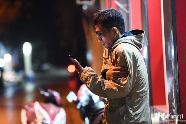 Người Hà Nội co ro trong giá lạnh đầu mùa-8