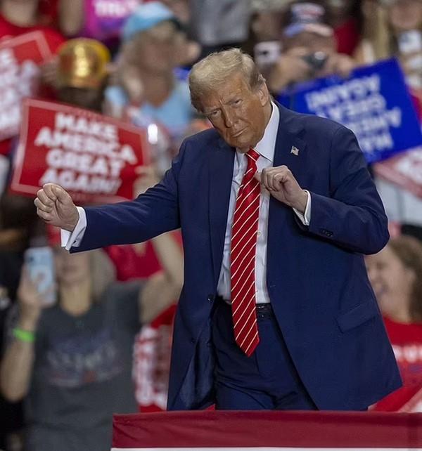 Cháu gái Tổng thống đắc cử Donald Trump gây sốt vì bắt chước điệu nhảy của ông-1