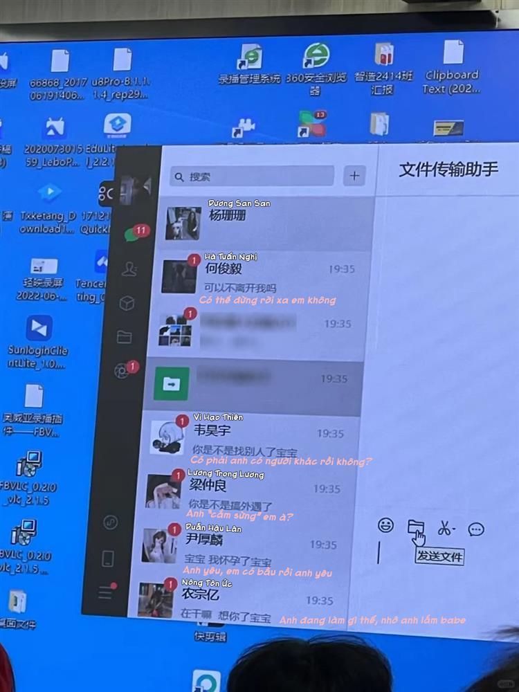 Nam sinh lên thuyết trình vô tình để lộ màn hình tin nhắn, nội dung khiến cả lớp ngượng chín mặt-1