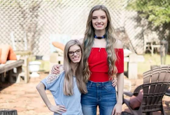 Cuộc sống hiện tại của cặp song sinh chị cao 1m7, em chỉ 1m32-2