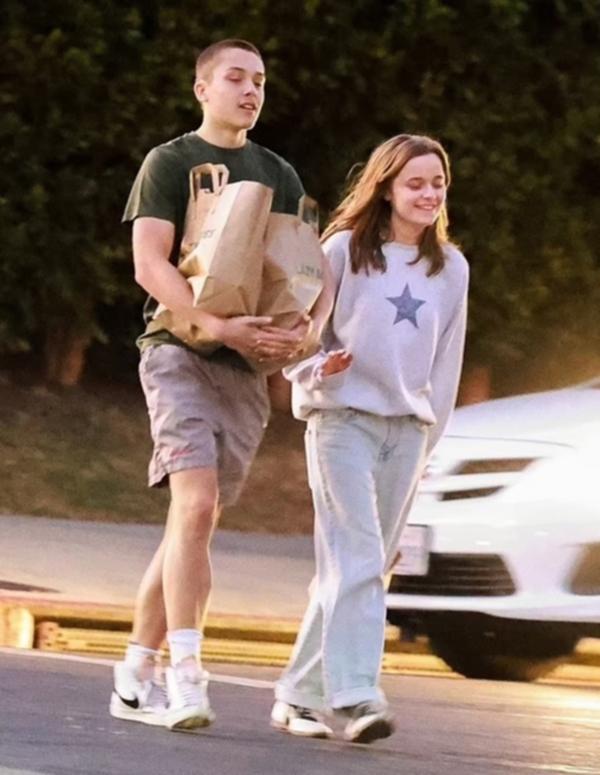 Lần xuất hiện hiếm hoi của cặp song sinh 16 tuổi nhà Angelina Jolie và Brad Pitt-2