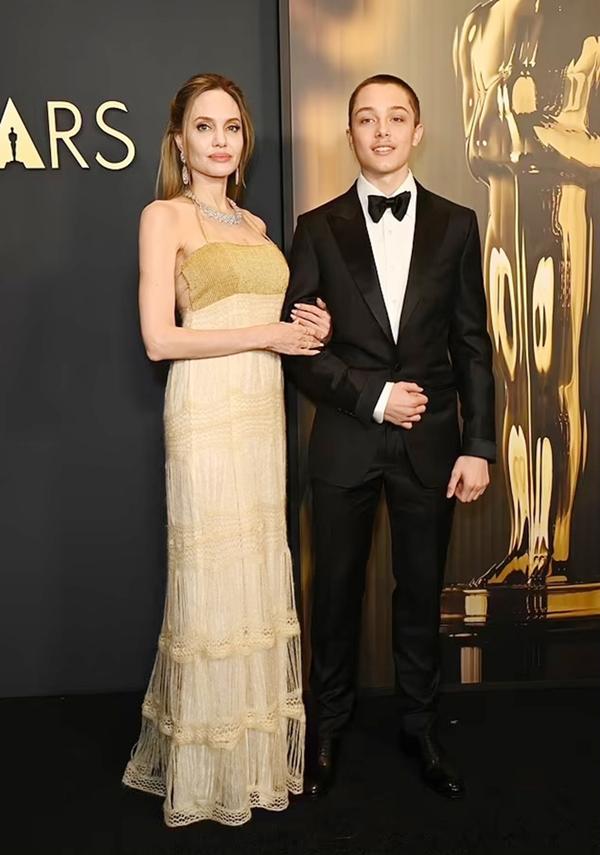 Lần xuất hiện hiếm hoi của cặp song sinh 16 tuổi nhà Angelina Jolie và Brad Pitt-4