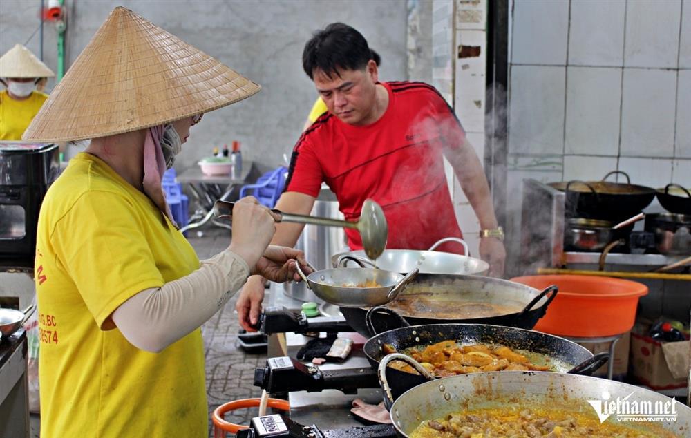 Quán cơm độc đáo ở TP.HCM, anh chủ nấu 30 món mỗi ngày không cần nồi-3