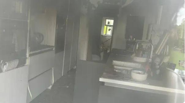 Nửa đêm chưa ngủ thấy khói bốc lên trong nhà, cầu thủ làm một điều giúp cứu mạng cả nhà-2