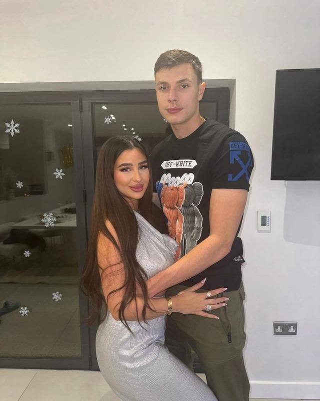 Nửa đêm chưa ngủ thấy khói bốc lên trong nhà, cầu thủ làm một điều giúp cứu mạng cả nhà-3