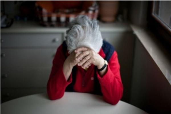 Trao tay con gái cho con rể, bố dượng trốn lên xe, lặng lẽ chảy nước mắt-5