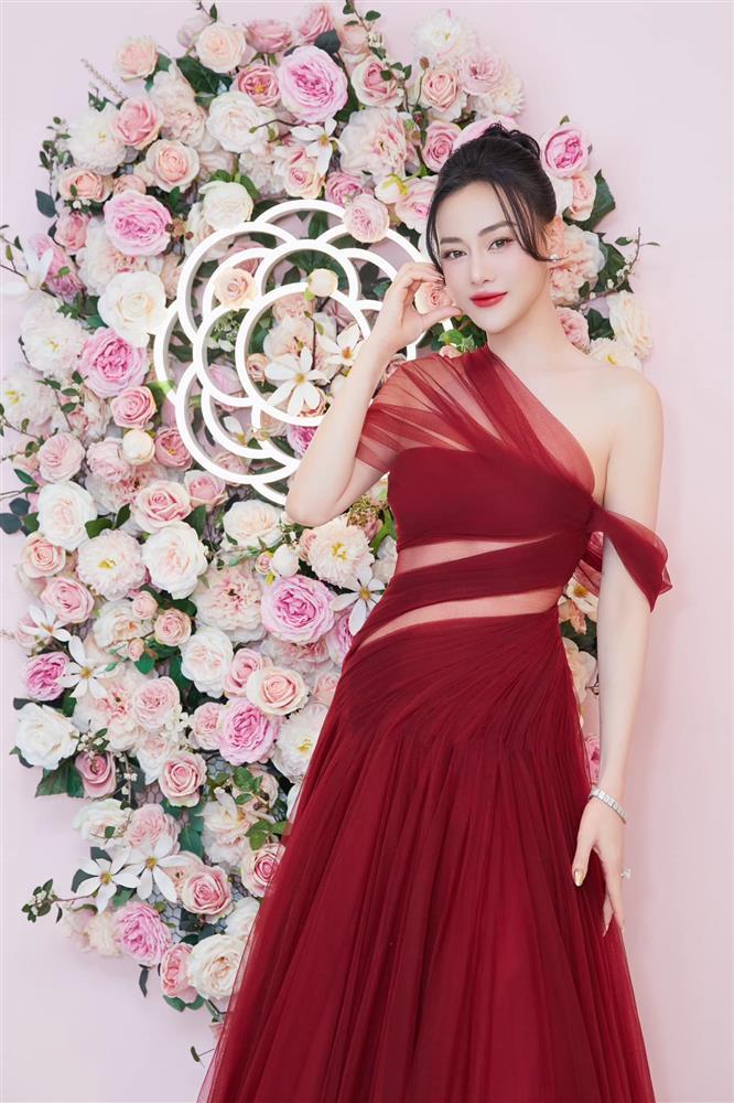 Phản ứng của Phương Oanh khi bị nói chụp ảnh chỉnh sửa quá tay-3