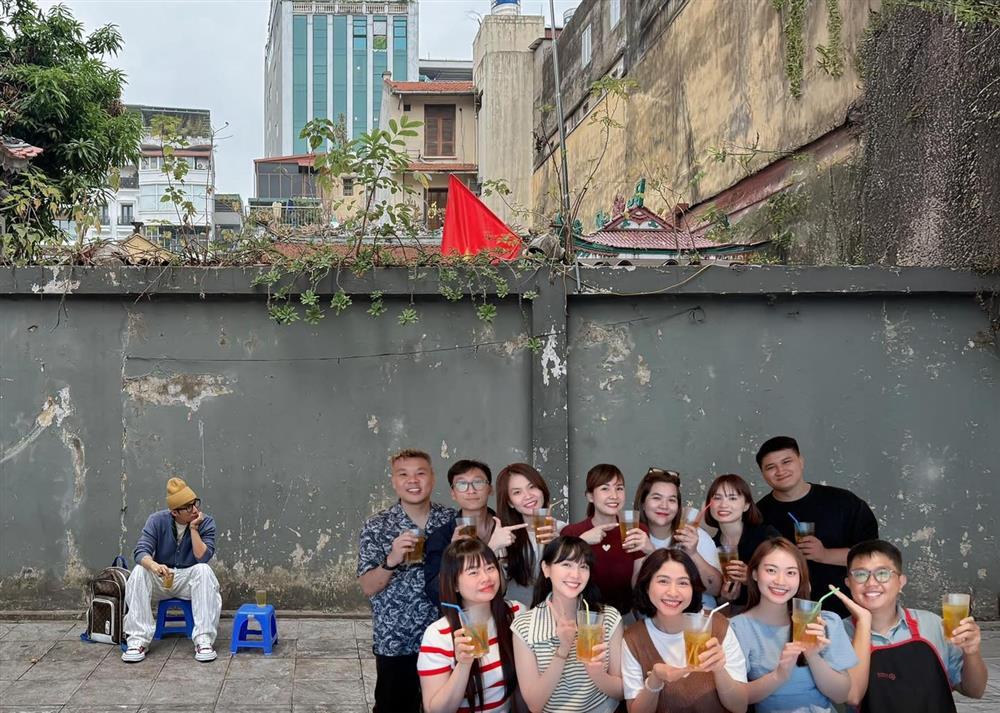 Hải Tú đăng hình đi trà đá vỉa hè với Sơn Tùng M-TP-1