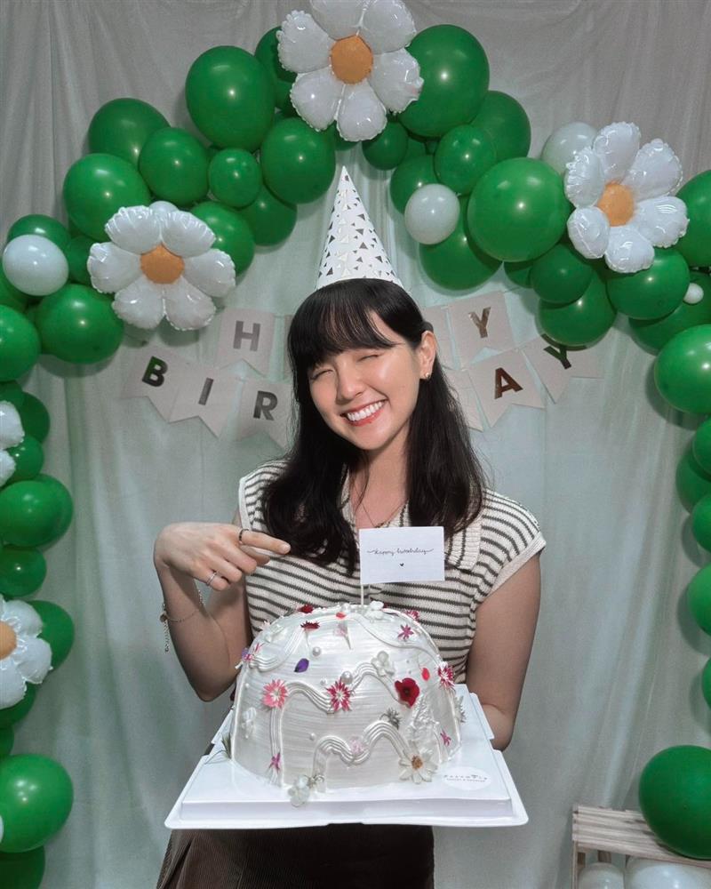 Hải Tú đăng hình đi trà đá vỉa hè với Sơn Tùng M-TP-2