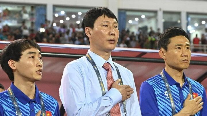 HLV Kim Sang-sik học Quốc ca Việt Nam qua YouTube, nhờ cầu thủ dạy phát âm-1