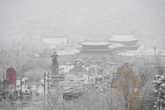 Seoul: Tuyết rơi nhiều chưa từng có trong 100 năm, đã có người thiệt mạng