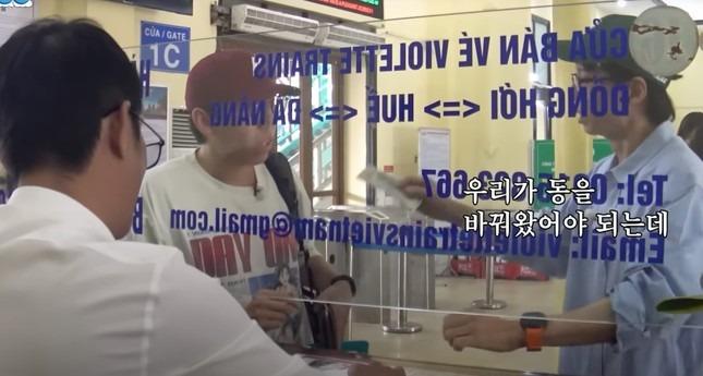 Nhóm nghệ sĩ Hàn Quốc ăn bún, lượn phố cổ Hà Nội, rồi mua vé tàu đi Sa Pa tạo cơn sốt-2